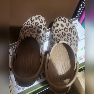 WOMENS LEOPARD CROCS SIZE 11 MINT CONDITION